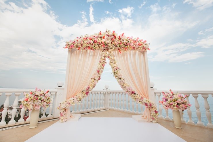 wedding-arch-peach-color-with-flowers-sea-vases-with-fresh-flowers_199620-735